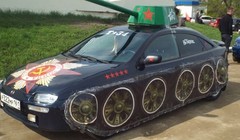 Ô tô mang phong cách xe tăng.