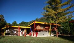 Nằm ở khu vực Nam Á, Bhutan được mệnh danh là quốc gia hạnh phúc nhất thế giới với không khí trong lành, nhịp sống bình yên, con người hiền hòa... Bhutan là nước đầu tiên trên thế giới áp dụng chỉ số hạnh phúc quốc gia để đánh giá chất lượng cuộc sống của