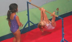 Video: Màn nhào lộn như người nhện của nhóc tì 2 tuổi