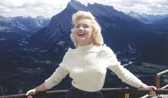 Đã 90 năm trôi qua kể từ khi cô bé Norma Jeane Mortenson (Marilyn Monroe) ra đời. Tuy vậy, cho đến nay, cuộc đời, sự nghiệp và con người của Marilyn vẫn là đề tài gây tranh cãi. 