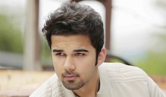 Diễn viên Avinash Mukherjee  vai chú rể Jagdish lúc nhỏ.