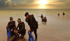 Mỗi đặc công đều có thể mang nặng lặn sâu 50 m, lặng lẽ ở dưới nước tới 24 giờ