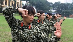 Các nữ quân nhân luyện tập các động tác võ chiến đấu.