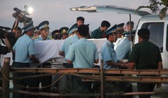 5g sáng 18-6, thi thể phi công Trần Quang Khải được đưa vào bờ.