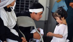 Bé Khánh Vân, con gái của phí công Trần Quang Khải trong lễ tang cha. Người thân anh Khải chia sẻ, anh là người mẫu mực, nghiêm nghị nhưng rất vui vẻ và là hình mẫu để các em, con cháu trong họ hàng noi theo.