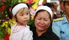 Do còn quá nhỏ nên con gái Đại tá Khải vẫn chưa hiểu hết được nỗi đau đang đến với gia đình.