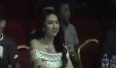 Thu Vũ đặt câu hỏi bằng tiếng Anh.