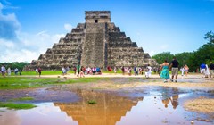 Đền thờ cao chót vót, bốn phía đều có 91 bậc thang. 