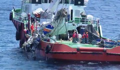 Mảnh vỡ máy bay CASA đang được trục vớt. Ảnh: QPVN