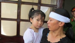 Dù mới 4 tuổi nhưng bé Trần Khánh Vân cảm nhận được nỗi mất mát. Mặt bé buồn rười rượi, hỏi thì bé chỉ bảo "nhớ ba" trong lễ truy điệu Đại tá phi công Trần Quang Khải ngày 20-6 