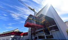 Chiều ngày 25/6, hệ thống cáp treo Hạ Long (Quảng Ninh) chính thức khánh thành và đi vào hoạt động sau 2 năm xây dựng. Công trình nằm trong tổ hợp dự án vui chơi giải trí trị giá 6.000 tỷ đồng trải dài dọc bờ biển Bãi Cháy qua tới đồi Ba Đèo (Hòn Gai).