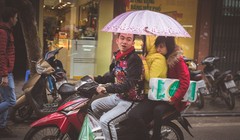  Theo nhiếp ảnh gia Mate Valtr, những người đi xe máy chở nhau đi mua sắm với lỉnh kỉnh đồ đạc là hình ảnh thường ngày ở Hà Nội.