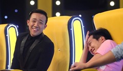 Trấn Thành đã đứng ra thị phạm cách diễn, tự biến mình thành một người mê tuồng cổ.