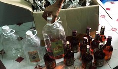 Nguyên liệu và rượu giả thành phẩm bị công an phát hiện, thu giữ. 