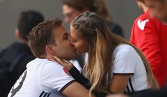 Các tuyển thủ Đức có lẽ là những người hạnh phúc nhất tại Euro 2016. Không chỉ nhận được sự cổ vũ cuồng nhiệt từ người hâm mộ trên khán đài, những Mario Goetze, Mats Hummels, Manuel Neuer... cũng thường xuyên tự thưởng cho mình những nụ hôn cháy bỏng cùng