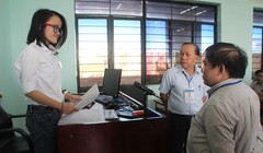 Thứ trưởng Bộ GD-ĐT Bùi Văn Ga hỏi thăm thí sinh trong phòng thi