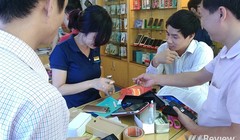 Khách hàng đang mua điện thoại ở một cửa hàng lớn ở Hà Nội. Điện thoại xách tay cũng được nhiều người quan tâm vì giá rẻ hơn hẳn so với hàng chính hãng.