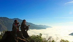 Ngồi trên đỉnh Tả Xùa mang lại một cảm giác trải nghiệm hoàn toàn khác.
