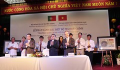  Thứ trưởng Nguyễn Minh Hồng (đứng giữa) tại Lễ ký phát hành đặc biệt bộ tem