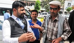 Celal Göger (trái) giới thiệu sản phẩm đặc biệt cho mọi người.