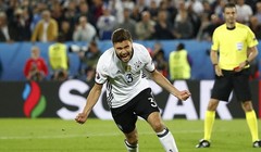 Hector sút thành công lượt đá của mình đưa Đức vào bán kết. (Nguồn: Reuters)