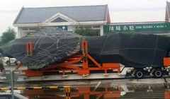 Ảnh máy bay được cho là chiếc J-31 thứ hai bị sự cố và được trùm bạt kín trên xe tải, chụp ngày 3.7.2016 - Weibo