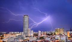 Ở chủ đề thành phố, giải ba thuộc về Jeremy Tan với bức ảnh sét đánh gần tòa nhà Komtar Tower ở Penang, Malaysia.