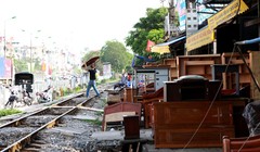 Vi phạm hành lang an toàn đường sắt trên tuyến đường sắt Bắc Nam. Ảnh: Bùi Tường - TTXVN