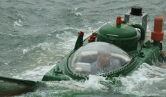 Nhà sáng chế Nguyễn Quốc Hòa điều khiển "tàu ngầm" Hoàng Sa. 