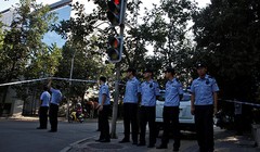 Cảnh sát bảo vệ khu vực gần đại sứ quán Philippines ở Bắc Kinh, Trung Quốc. Ảnh: Reuters