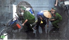 Các chiến sĩ công an giúp đỡ cụ già bị ngã xe giữa đường