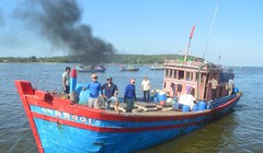 Tàu cá QNg 95001 TS đưa 5 ngư dân bị nạn cập cảng cá Tịnh Kỳ 