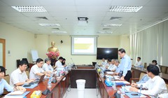 Tổng giám đốc Tổng công ty Bưu điện Việt Nam Phạm Anh Tuấn báo cáo với Thứ trưởng Nguyễn Minh Hồng về hoạt động sản xuất kinh doanh 6 tháng đầu năm 2016