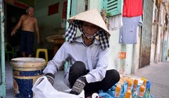 Hơn 100 năm nay, thế hệ trước nối tiếp thế hệ sau, người dân trong xóm đùm bọc lẫn nhau, thân thiết như người một nhà 