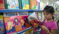 Những cuốn sách giáo khoa bằng song ngữ Việt - Anh được chia sẻ trên mạng xã hội đang khiến không ít học sinh thích thú và tò mò.