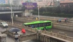 Dù con đường khá hẹp nhưng tài xế xe bus vẫn quay đầu thành công.