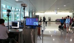 Hàng loạt màn hình tại Tân Sơn Nhất hiển thị nội dung không phù hợp. (Ảnh minh họa)