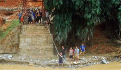 Ròng rọc được huy động để tiếp tế lương thực cho người dân bị cô lập ở Lào Cai.