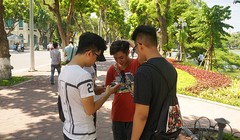 Một cảnh tượng quen thuộc ở Hồ Gươm, khi rất nhiều bạn trẻ tay cầm smartphone và trao đổi về tựa game Pokemon Go.