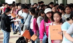 Thay vì phải xếp hàng dài chờ đến lượt, thí sinh chỉ cần gửi đi một tin nhắn  là đã thực hiện xong việc nộp phí xét tuyển ĐH, CĐ.