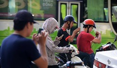 Mải mê săn Pokemon Go, nhiều người rơi vào nguy cơ mất an toàn như bị giật điện thoại, gặp tai nạn xe cộ hay thậm chí là đi lạc vào các khu quân sự bị cấm.