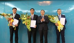 Thứ trưởng Phan Tâm trao quyết định bổ nhiệm và chúc mừng 3 tân lãnh đạo gồm: Chánh Văn phòng Bộ TT&TT Lê Ngọc Đức (ngoài cùng bên trái), Cục trưởng Cục PTTH&TTĐT Nguyễn Thanh Lâm (ngoài cùng bên phải), và Thành viên Hội đồng Thành viên Tập đoàn VNPT Đỗ V