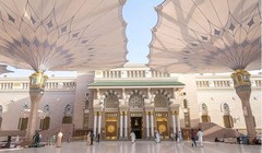 Thánh đường Al-Masjid an-Nabawi với các cột lớn tuyệt đẹp ở Medina, Ả Rập Saudi.
