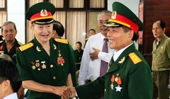 Đại tá tình báo đặc công Tư Cang (trái) vui mừng bên đồng đội.