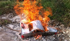 Những chiếc ô tô hàng mã có giá hàng trăm nghìn đồng sẵn sàng được gia chủ mua về đốt cho người âm.