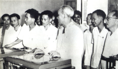 Chủ tịch Hồ Chí Minh thăm và nghe giới thiệu máy khuếch thanh của CP16-Cục Bưu điện TW, phục vụ Đại hội Đảng toàn quốc lần thứ 3 năm 1960.