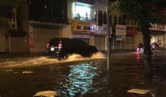 Tuyến phố Nguyễn Thái Học ngập nặng do trận mưa lớn tối 20/8. 