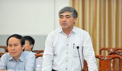 Ông Nguyễn Minh Hồng (người đứng) - Thứ trưởng Bộ Thông tin Truyền thông.