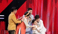 Ngay khi bài hát kết thúc, các huấn luyện viên đã rời “ghế nóng,” tiến thẳng lên sân khấu.