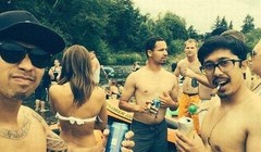 Một chiếc gối ngủ nằm sai vị trí khiến nhiều liên tưởng khác lạ nảy sinh.